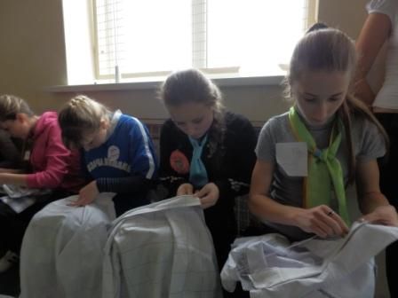 /Files/images/ДЫВЧАТА ПРИШИВАЮТЬ .JPG